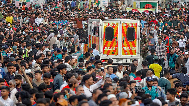 ঢাকার দিয়াবাড়িতে মাইলস্টোন স্কুল অ্যান্ড কলেজ ক্যাম্পাসে বিমান বাহিনীর ‘এফ-৭ বিজিআই’ যুদ্ধবিমান বিধ্বস্ত হওয়ার পর সেখান থেকে আহতদের অ্যাম্বুলেন্সে করে হাসপাতালে নেওয়া হয়।