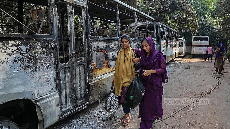 ঢাকার সাভারের খাগান এলাকায় রোববার রাতভর সংঘর্ষে জড়ান ড্যাফোডিল ইন্টারন্যাশনাল ইউনিভার্সিটি ও সিটি ইউনিভার্সিটির শিক্ষার্থীরা। পরদিন হল ছাড়তে শুরু করেন সিটি ইউনিভার্সিটির শিক্ষার্থীরা।