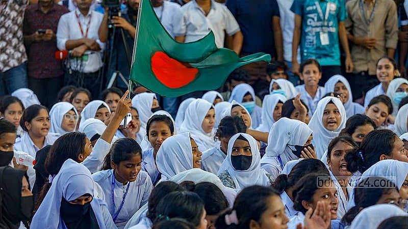 ঢাকার তেজগাঁও সাতরাস্তা মোড়ে সোমবার অবরোধে স্লোগান দেন কারিগরি শিক্ষার্থীরা