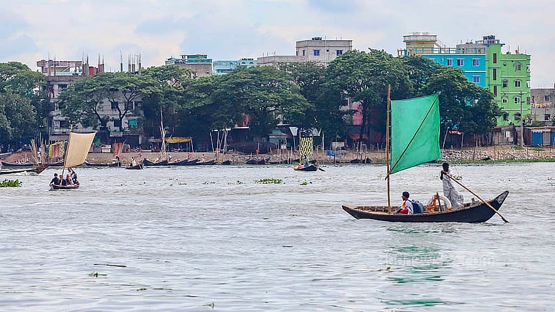 নৌকায় ইঞ্জিন বসার পর থেকে হারিয়ে গেছে পালতোলা নৌকা। যদিও কালেভদ্রে বর্ষা মৌসুমে বুড়িগঙ্গায় ডিঙি নৌকাগুলোকে পাল তুলতে দেখা যায়