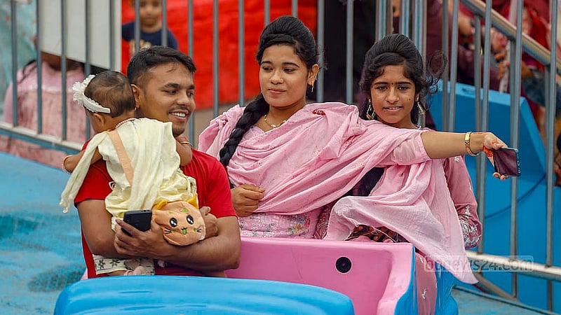 শ্যামলীতে ওয়ান্ডারল্যান্ড পার্কে বুধবার একটি রাইডে একটি পরিবার