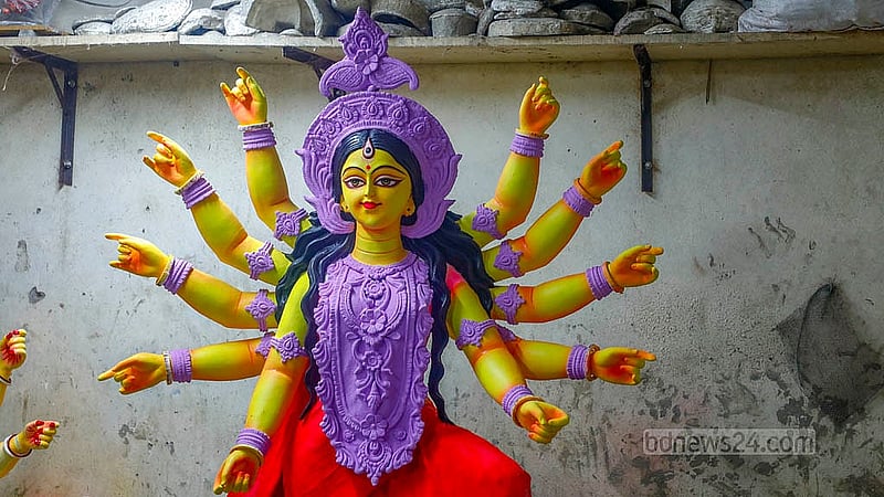 দুর্গাপূজা উপলক্ষে প্রস্তুত দেবীর প্রতিমা। এখন অপেক্ষা মন্দিরে পাঠানোর। ঢাকার বাংলাবাজার এলাকা থেকে তোলা