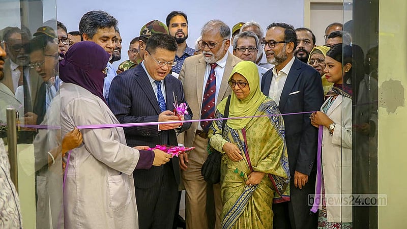 বাংলাদেশ মেডিকেল বিশ্ববিদ্যালয়ে রোববার লাল ফিতা কেটে রোবোটিক রিহ্যাবিলিটেশন সেন্টারের উদ্বোধন করেন স্বাস্থ্য ও পরিবার কল্যাণ উপদেষ্টা নূরজাহান বেগম। বাংলাদেশে চীনের রাষ্ট্রদূত ইয়াও ওয়েনও এসময় উপস্থিত ছিলেন