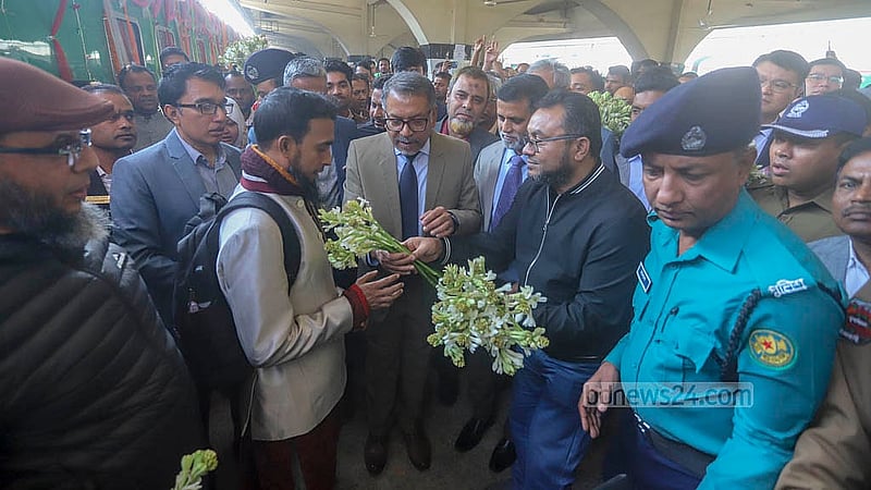 প্রথম দিন খুলনা থেকে ঢাকায় আসা জাহানাবাদ এক্সপ্রেস ট্রেনের যাত্রীদের ফুল দিয়ে শুভেচ্ছা জানান বাংলাদেশ রেলের কর্মকর্তারা
