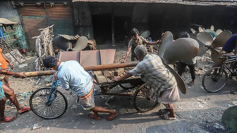 কারখানা থেকে তৈরি প্রপেলার নিয়ে যাওয়া হচ্ছে ভ্যানে করে