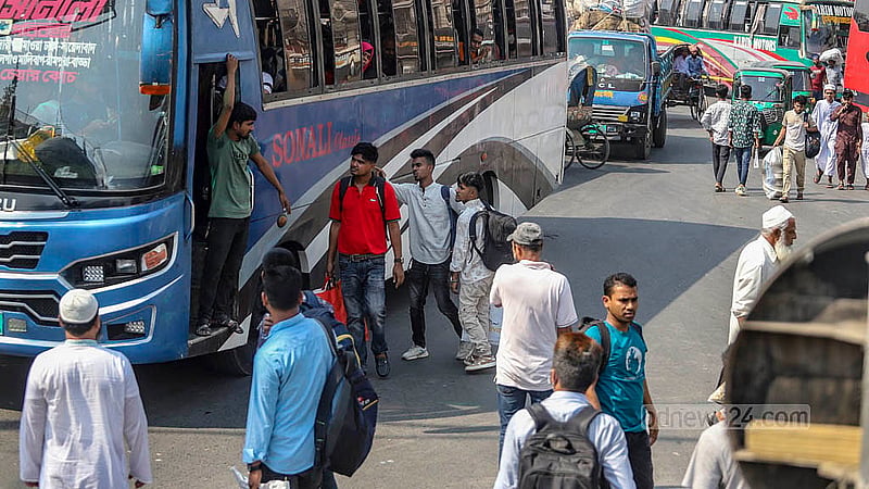 দক্ষিণাঞ্চলের পথে ছোটার সময় হাঁকডাকে যাত্রী তুলছেন হেল্পাররা। ভাড়ায় বনিবনা হলেই উঠছেন যাত্রী। শুক্রবার দোলাইরপাড় এলাকা থেকে তোলা