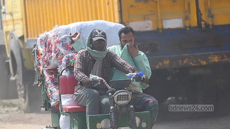 রাজধানীর বাবুবাজার-গাবতলী বেড়িবাঁধ সড়কে ধুলা থেকে রক্ষায় কেউ গামছা, কেউ নিজের গায়ের কাপড় দিয়ে নাক চেপে করেন চলাচল