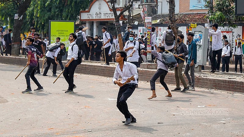 ঢাকা কলেজের শিক্ষার্থীদের দিকে মঙ্গলবার দুপুরে সায়েন্সল্যাব মোড় থেকে ঢিল ছুড়তে থাকেন সিটি কলেজের শিক্ষার্থীরা