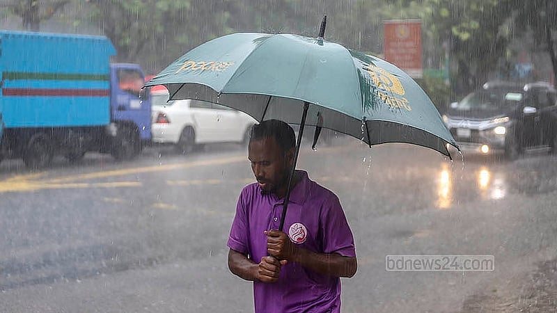 রাজধানীজুড়ে তীব্র গরমের মধ্যে বুধবার খানিকটা স্বস্তি ফিরিয়েছে বৃষ্টি। যদিও দুপুরের বৃষ্টির মধ্যে বিপাকেও পড়েন অনেকে। ডিএমপি কার্যালয়ের সামনে থেকে তোলা