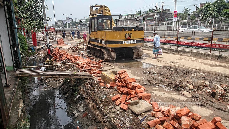 দোলাইর পাড় থেকে যাত্রাবাড়ী যাওয়ার সড়কটি বেহাল অবস্থা দীর্ঘদিন ধরে। সম্প্রতি সংস্কার কাজ শুরু হলেও তা চলছে ‘কচ্ছপগতিতে’