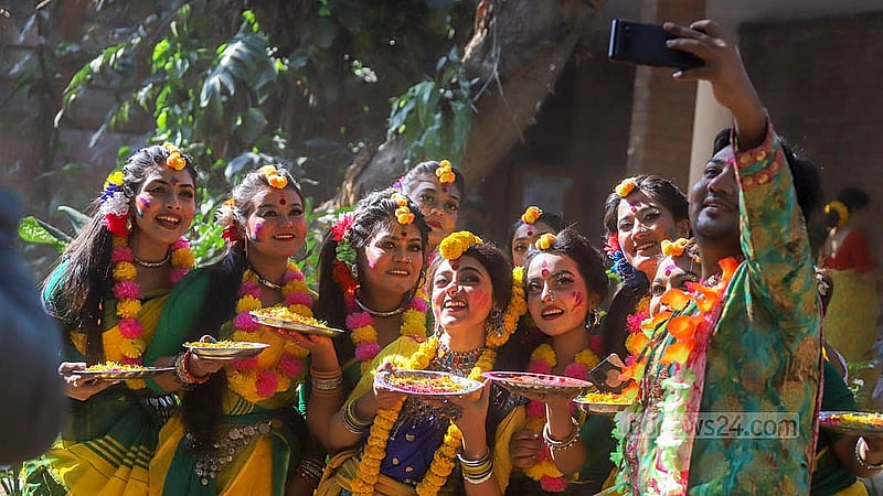 ঢাকা বিশ্ববিদ্যালয়ের চারুকলার বকুলতলায় শুক্রবার বসন্ত উৎসবে অনেকেই মাতেন আনন্দে