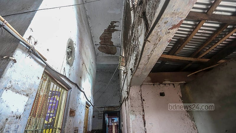 স্যার সলিমুল্লাহ মেডিকেল কলেজ মিটফোর্ড হাসপাতালের দুই নম্বর গেইটের প্রবেশ মুখে লাল ভবনটি ‘ঝুঁকিপূর্ণ’ ঘোষণা করেছে গণপূর্ত অধিদপ্তর। দুই তলা ভবনটি ব্যবহার অনুপোযোগী হলেও সেখানে হাসপাতালের কর্মীরা থাকছেন
