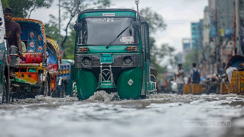 ঢাকার মিরপুর রোডের নূরজাহান মার্কেটের সামনে বৃহস্পতিবারের বৃষ্টিতে জমে যায় পানি। তার মধ্যেই চলছে যানবাহন