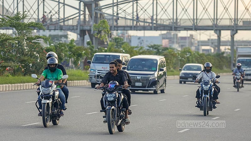 কেবল ছুটির দিন বলে নয়, ৩০০ ফিট সড়কে বেপরোয়া গতিতে বাইক চালানো নিয়মিত