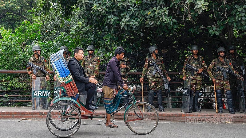 ঢাকার বনানীতে সোমবার দুপুরে পুলিশ ও সেনাবাহিনীর হস্তক্ষেপে ব্যাটারিচালিত রিকশা চালকরা সড়ক থেকে সরে গেলে সব ধরনের যান চলাচল স্বাভাবিক হয়