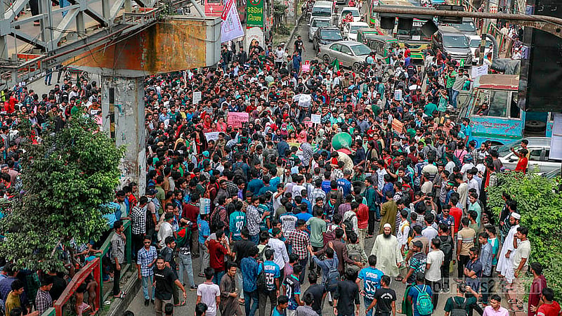 সরকারি সাত কলেজকে স্বতন্ত্র বিশ্ববিদ্যালয় করার দাবিতে সোমবার সায়েন্স ল্যাবরেটরি মোড় অবরোধ করে বিক্ষোভ করেন সাত কলেজের শিক্ষার্থীরা