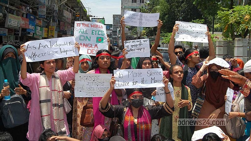 বরিশাল শহরের জজ কোর্টের সামনে 'মার্চ ফর জাস্টিস' কর্মসূচি পালন করেন শিক্ষার্থীরা।