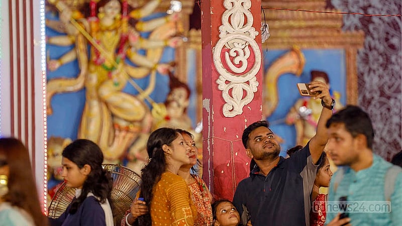 রমনা কালী মন্দিরে সোমবার দুর্গোৎসবের সপ্তমীতে পূজা শেষে অনেকে প্রতিমার সঙ্গে