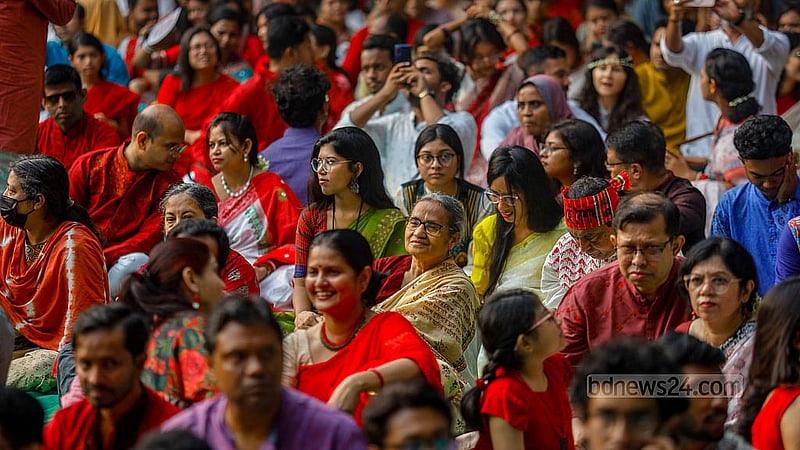 বাংলা নববর্ষের সকালে সোমবার রমনা বটমূলে ছায়ানটের অনুষ্ঠানে সবাই আসেন বৈশাখী সাজে