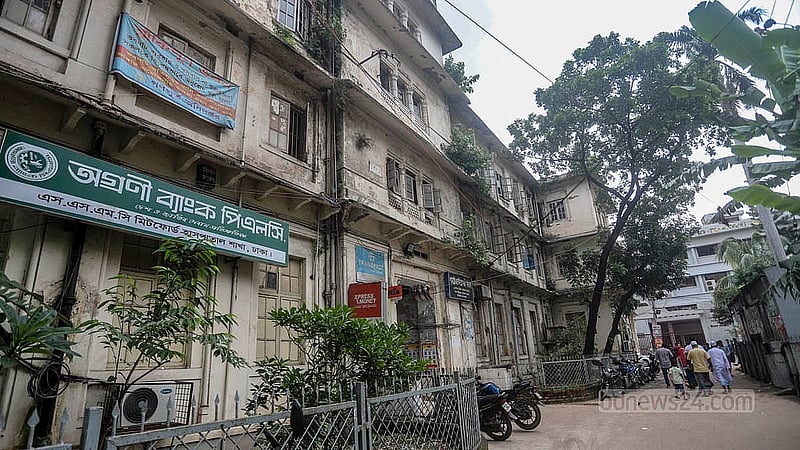 স্যার সলিমুল্লাহ মেডিকেল কলেজ মিটফোর্ড হাসপাতালের এক নম্বর ভবনটি ‘ঝুঁকিপূর্ণ’ ঘোষণা করা হয়েছে। ভবনটিতে ব্যাংক ও হাসপাতালের চিকিৎসা কার্যক্রম চলছে। ওপরের তলায় থাকছেন হাসপাতালের কর্মীরা