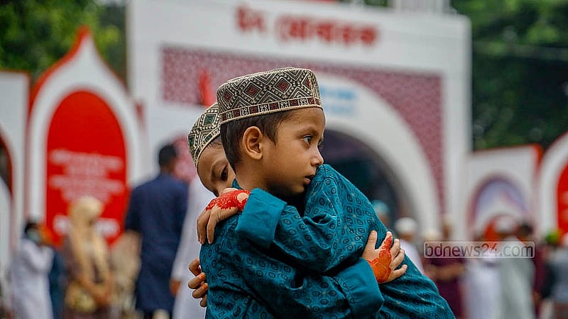 জাতীয় ঈদগাহে সোমবার সকালে ঈদুল আজহার নামাজ শেষে কোলাকুলি