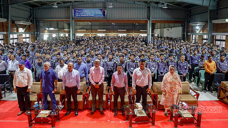 রাজধানীর উত্তরায় মাইলস্টোন স্কুল ক্যাম্পাসে বিমান বিধস্তের ঘটনায় হতাহতদের স্মরণে রোববার প্রতিষ্ঠানটির মিলনায়তনে এক মিনিটের নিরবতা পালন করা হয়
