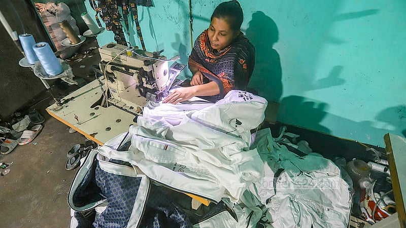 কেরাণীগঞ্জের গার্মেন্ট পল্লিতে ডেনিম জ্যাকেট তৈরি করছেন এক কারিগর। এসব জ্যাকেট পাইকারিতে ৩০০ থেকে ১০০০ টাকায় বিক্রি হয়