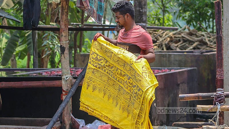 কুমিল্লার কমলপুর উপজেলার একটি বাটিক কারখানায় কাজ করছেন কারিগররা