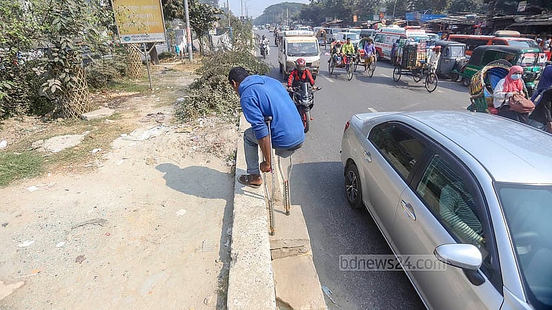 ঢাকার পঙ্গু হাসপাতালের সামনে সড়ক পারাপারে রাখা হয়নি কোনো ব্যবস্থা। হাসপাতালে আসা মানুষকে প্রতিনিয়ত সড়ক পার হতে হচ্ছে ঝুঁকি নিয়ে বিভাজক টপকে
