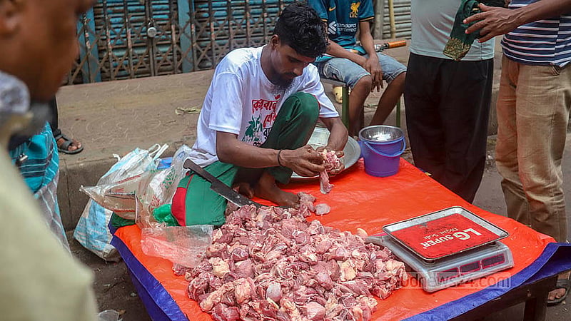 এ বাজারে মাংস কেনাবেচার সময় হাতবদলও হয় দুই দফা। প্রথমে নিম্ন আয়ের মানুষের কাছ থেকে কম দামে কেনেন কিছু মৌসুমি ব্যবসায়ী। পরে তারা বাড়তি লাভে বিক্রি করেন সাধারণ ক্রেতা কিংবা হোটেল ব্যবসায়ীদের কাছে