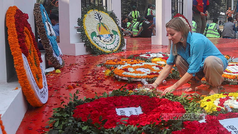 আন্তর্জাতিক মাতৃভাষা দিবসে কেন্দ্রীয় শহীদ মিনারে শ্রদ্ধা জানান বিদেশিরাও