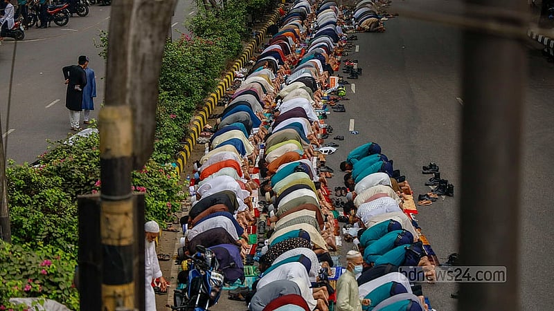 জাতীয় ঈদগাহে সোমবার ঈদুল ফিতরের জামাতে অংশ নেন সব বয়সের, সব শ্রেণি-পেশার মানুষ