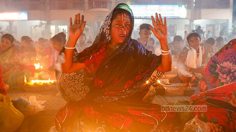 নারায়ণগঞ্জের বারদী লোকনাথ আশ্রমে মঙ্গলবার ‘রাখের উপবাস’ বা ‘কার্তিক ব্রত’ অনুষ্ঠানে প্রার্থনারত এক নারী ভক্ত