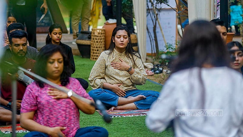 ঢাকার গুলশানে বিচারপতি সাহাবুদ্দিন আহমদ পার্কে ‘দ্য ফ্লো ফেস্টে’ বৃহস্পতিবার প্রথম দিনের বিকালে অনেকে ‘স্বয়ম্ভুর’ সাউন্ড হিলিং পর্বে অংশগ্রহণ করেন