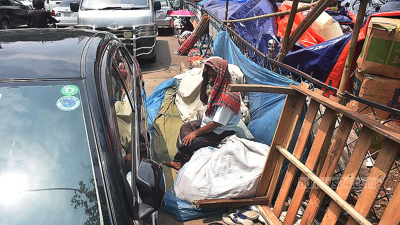 চট্টগ্রাম লালদিঘী এলাকায় ঐতিহাসিক জব্বারের বলী খেলা ঘিরে মেলা শুরু হলেও যানজট ও মানুষের দুর্ভোগ নিয়ন্ত্রণে সড়কে দোকান বসতে দেয়নি পুলিশ