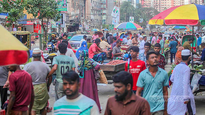 রাজধানীর নয়া পল্টনে ভিআইপি সড়কে ভ্রাম্যমাণ বাজারে ক্রেতার ভিড়। প্রতি শুক্রবার জুমার নামাজের আগে থেকে পরের কয়েক ঘণ্টা চলে বেচাকেনা