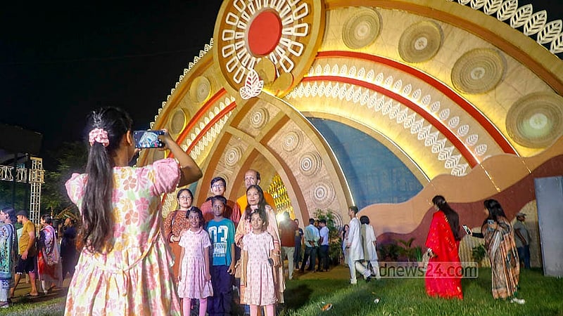 ঢাকার বনানী পূজা মণ্ডপে রোববার ক্যামেরাবন্দি হন অনেক দর্শনার্থী
