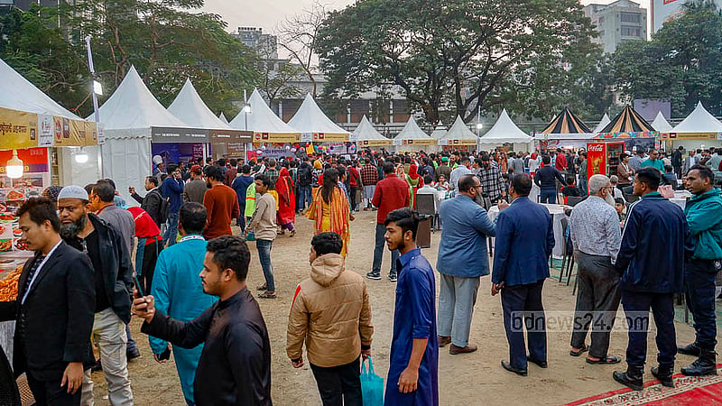 ঢাকার বনানীর মোস্তফা কামাল আতাতুর্ক পার্কে খাবারের উৎসবে দর্শনার্থীদের ভিড়