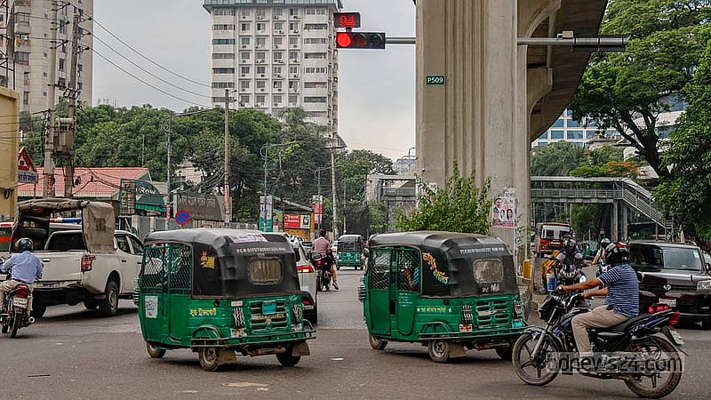 ঢাকার ব্যস্ত ইন্টারকন্টিনেন্টালের মোড়ে বসানো হয়েছে নতুন ট্রাফিক সিগন্যাল লাইট, কিন্তু নেই এর ব্যবহার