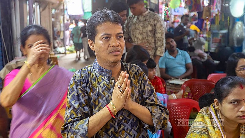 শাঁখারিবাজারের সড়কে অস্থায়ী মণ্ডপে গণেশ পূজায় ভক্ত ও অনুসারীরা