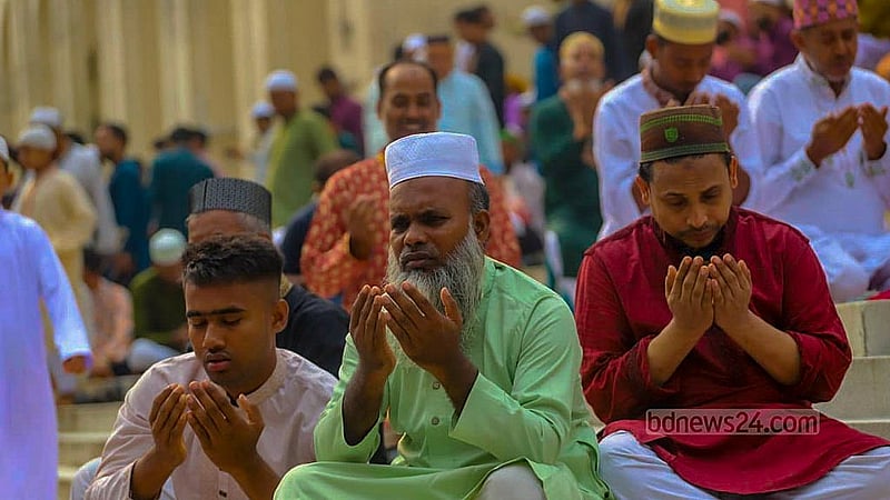 বায়তুল মোকাররম মসজিদে শনিবার ঈদের নামাজ শেষে দেশ ও জাতির কল্যাণ কামনায় মোনাজাত করা হয়