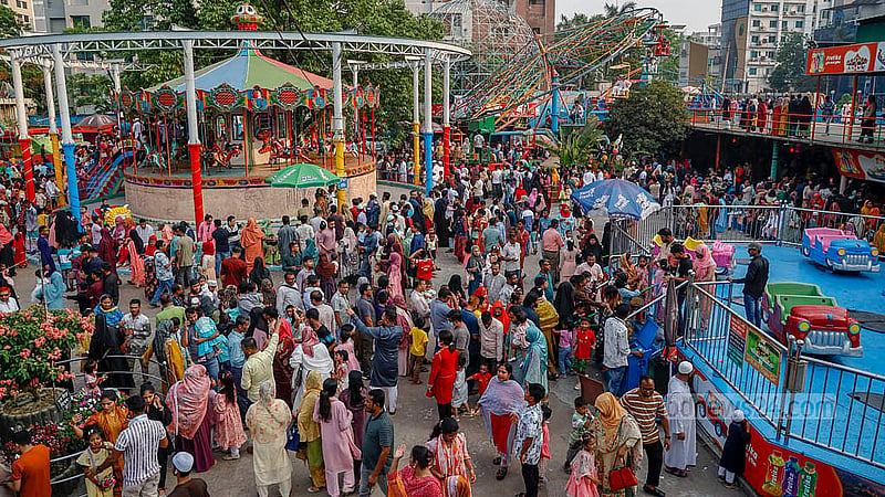 শ্যামলীর ওয়ান্ডারল্যান্ড পার্কে ঈদের পরদিন বিভিন্ন রাইডে চড়তে অপেক্ষমানদের লাইন