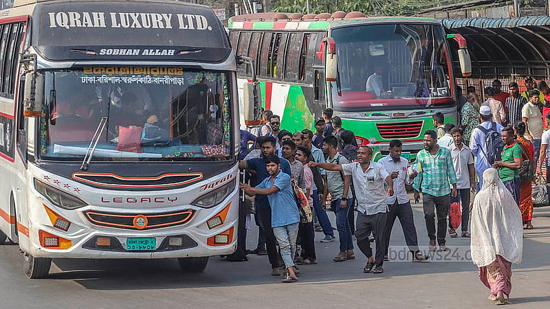 কোনো বাস এলেই ওঠার জন্য হুমড়ি খেয়ে পড়ছেন যাত্রীরা। মঙ্গলবার রাজধানীর দোলাইর পাড় এলাকা থেকে তোলা