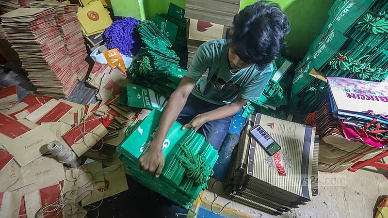কাগজের শপিং ব্যাগ তৈরিতে ব্যস্ত সময় পার করছেন শ্রমিকরা। কেরানীগঞ্জের শহীদ নগর এলাকার একটি কারখানায় চাহিদা বাড়ায় কাজের তাড়া বেড়েছে তাদের