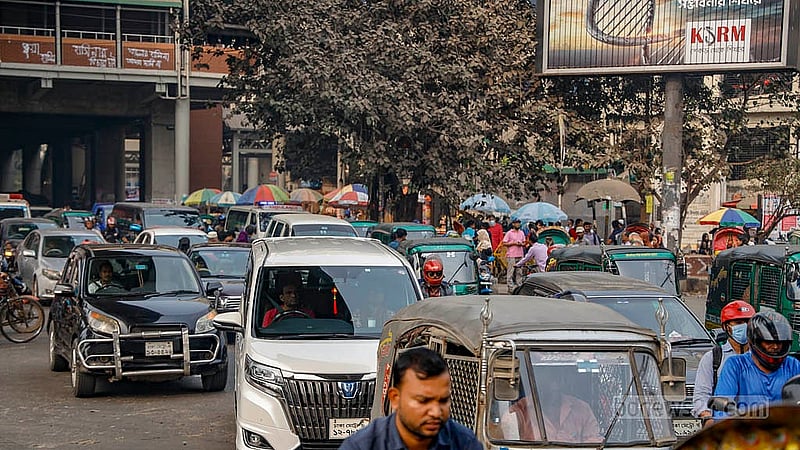 ঢাকার ব্যস্ততম এলাকা শাহবাগ। আওয়ামী লীগ মঙ্গলবার হরতাল ডাকলেও অন্যান্য দিনের মত শাহবাগ মোড়ে সকাল থেকে যানবাহনের চাপ দেখা গেছে