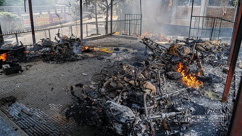 ঢাকার রামপুরা ব্রিজের ওপর পুলিশ বক্সের পাশে থাকা পুলিশের মোটরসাইকেলে জ্বালিয়ে দেয় কোটা আন্দোলনকারীরা