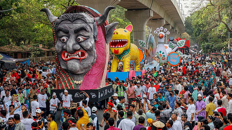 বাংলা নববর্ষ উদযাপনের অংশ হিসেবে ঢাকা বিশ্ববিদ্যালয়ের চারুকলা অনুষদ থেকে বের হয় আনন্দ শোভাযাত্রা
