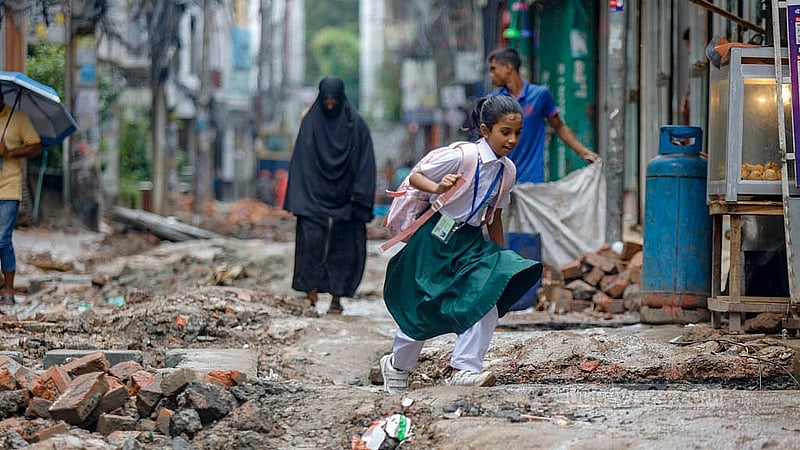 পয়ঃনিষ্কাশন পাইপ বসানোর জন্য খোঁড়া হয়েছে আর কে মিশন রোড। সড়কের মাঝে তৈরি করা ড্রেনগুলো রয়েছে উন্মুক্ত। সেটার পাশ দিয়েই হেঁটে যাচ্ছেন শিক্ষার্থী ও শিশুরা
