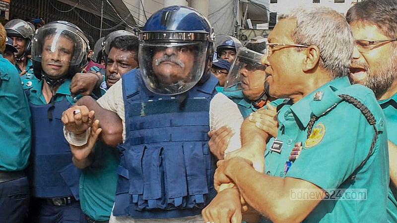 কোটা সংস্কার আন্দোলনের মধ্যে রাজধানীর পল্টনে এক রিকশাচালক হত্যা মামলায় বৃহস্পতিবার সাবেক ডেপুটি স্পিকার শামসুল হক টুকুর ১০ দিনের রিমান্ড মঞ্জুর করে আদালত।