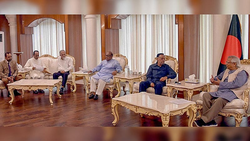 রাষ্ট্রীয় অতিথি ভবন যমুনায় শনিবার প্রধান উপদেষ্টা মুহাম্মদ ইউনূসের সঙ্গে রাজনৈতিক দলগুলোর আলোচনায় লিবারেল ডেমোক্রেটিক পার্টির (এলডিপি) চেয়ারম্যান অলি আহমেদসহ দলের নেতারা।